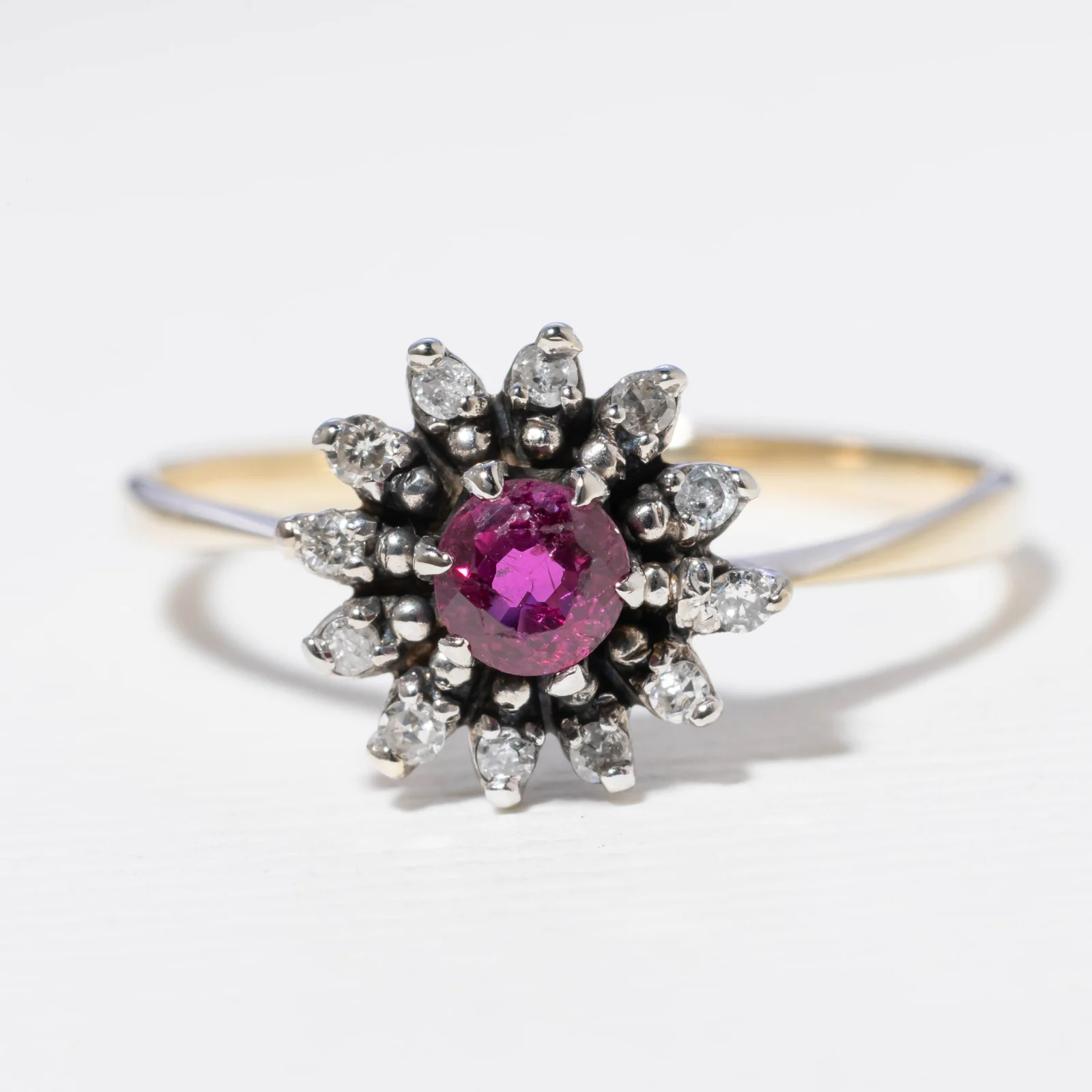 Vintage Ruby Center & Diamond Halo Ring - Afbeelding 2